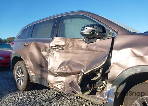 2019 Toyota Highlander Xle z USA, uszkodzony, nr VIN 5TDKZRFH3KS305704